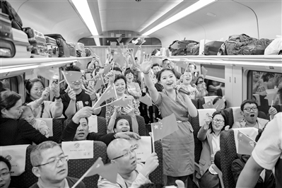 10月1日，乘客們在列車上共同慶祝新中國成立70周年。 蘭州局集團(tuán)供圖